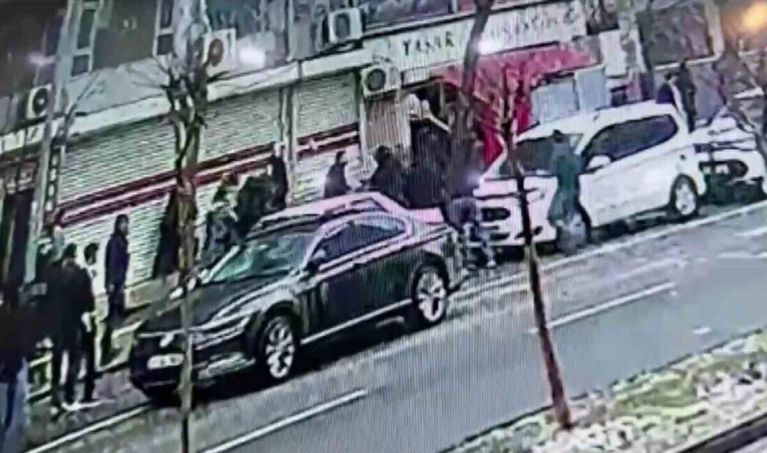 Diyarbakır’da, bir düğüne davetli olarak giden husumetli iki aile arasında