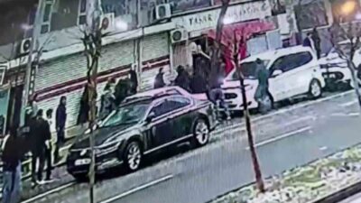 Diyarbakır’da, bir düğüne davetli olarak giden husumetli iki aile arasında