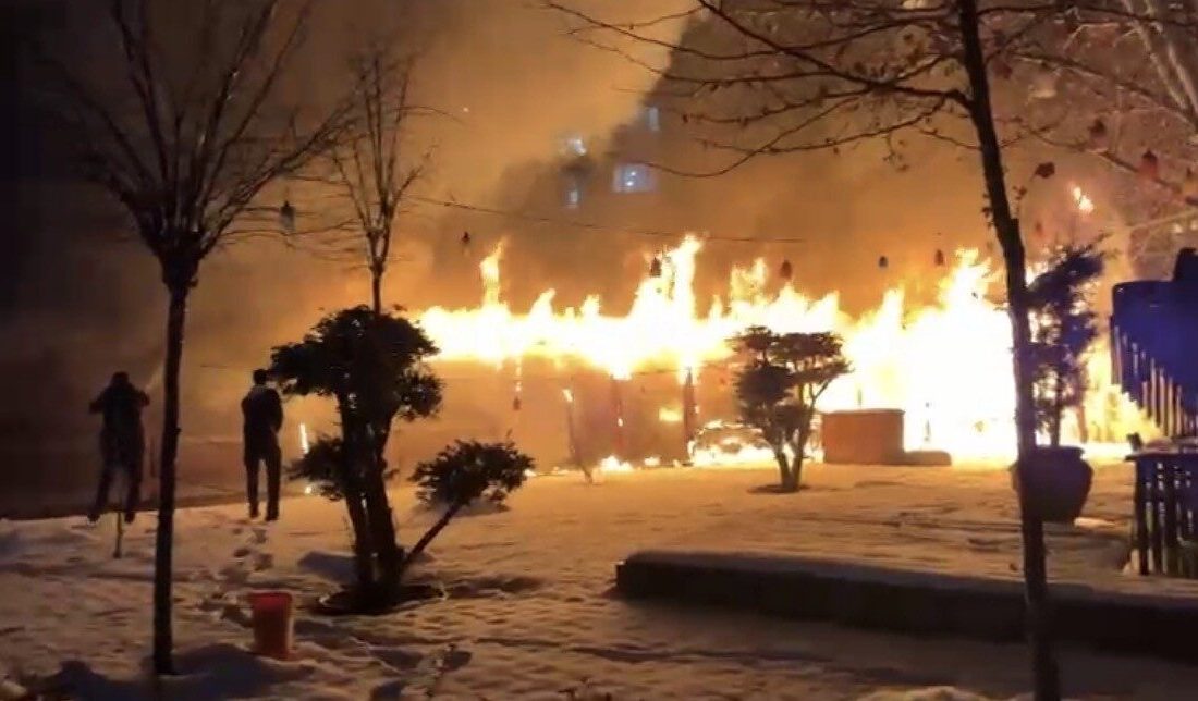 Diyarbakır’ın merkez Bağlar ilçesinde bir kafede çıkan yangın, müşterilerin hızla