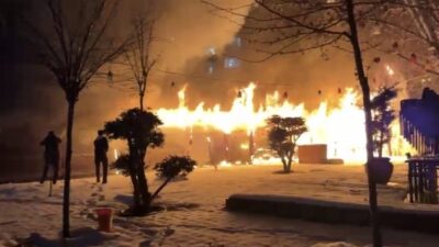 Diyarbakır’ın merkez Bağlar ilçesinde bir kafede çıkan yangın, müşterilerin hızla