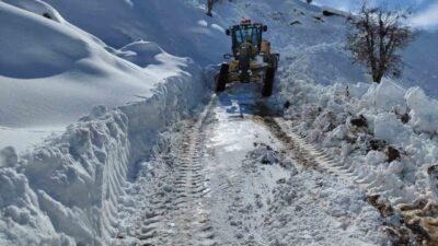 Diyarbakır Büyükşehir Belediyesi ekipleri, kar yağışının ardından kent genelinde yürüttüğü
