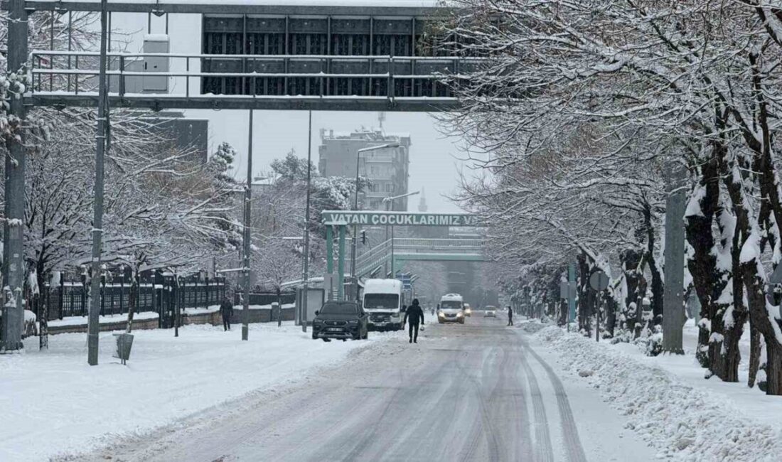 Diyarbakır’da dün gecede başlayan kar yağışı etkisini sürdürürken uçak seferleri