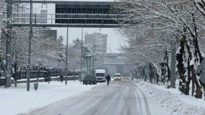 Diyarbakır’da dün gecede başlayan kar yağışı etkisini sürdürürken uçak seferleri