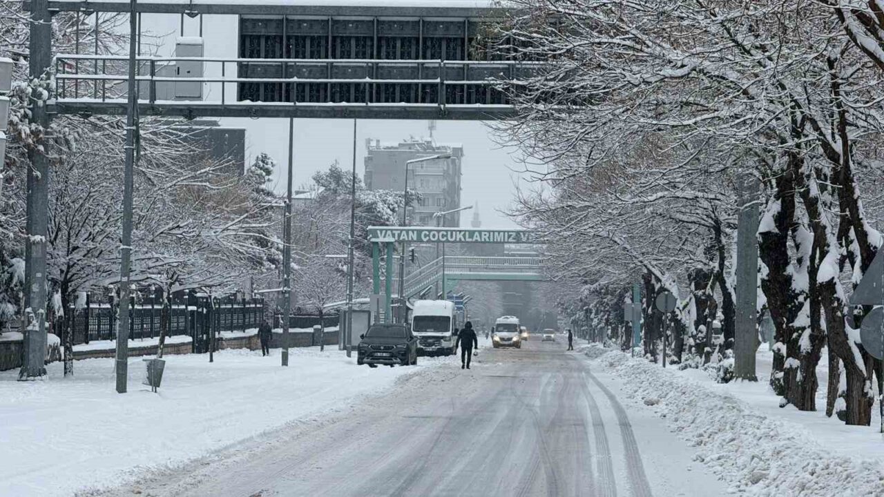 Diyarbakır’da dün gecede başlayan kar yağışı etkisini sürdürürken uçak seferleri