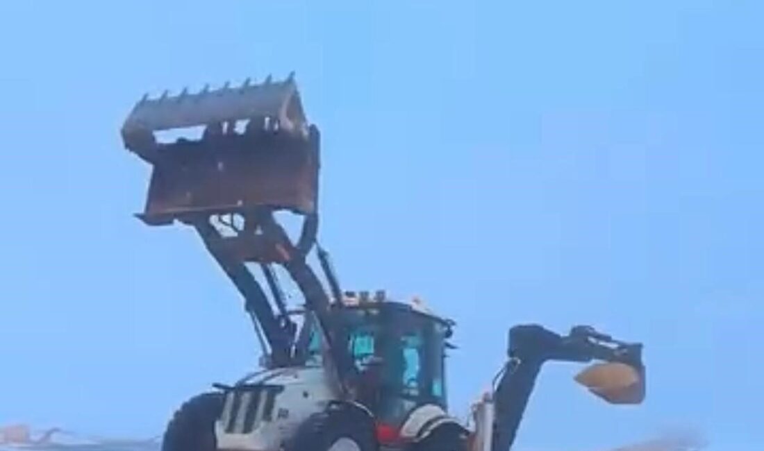 Diyarbakır’da kepçe operatörü, kullandığı iş makinasıyla drift attı. O anlar