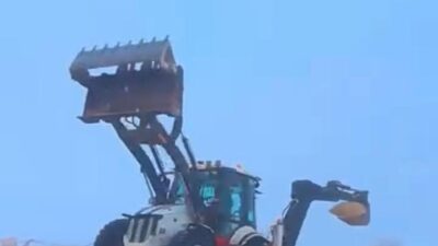 Diyarbakır’da kepçe operatörü, kullandığı iş makinasıyla drift attı. O anlar