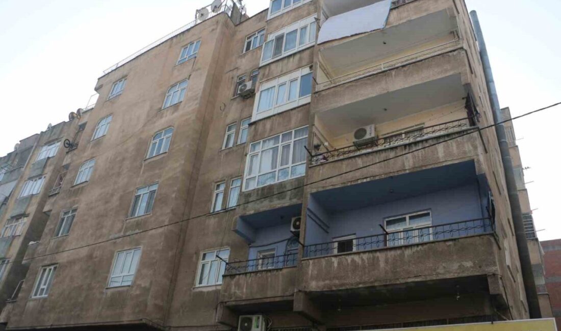 Diyarbakır’ın merkez Bağlar ilçesinde bir binanın kolonunda çatlak meydana gelmesi