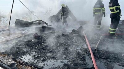 Diyarbakır’ın Çınar ilçesindeki bir okulda yakılan soba, çatıya sıçradı. Öğrenciler