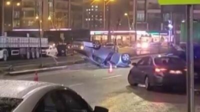 Diyarbakır’da sürücüsünün direksiyon hakimiyetini kaybettiği otomobil takla attı. Kazada 1