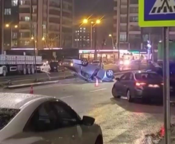 Diyarbakır’da sürücüsünün direksiyon hakimiyetini kaybettiği otomobil takla attı. Kazada 1