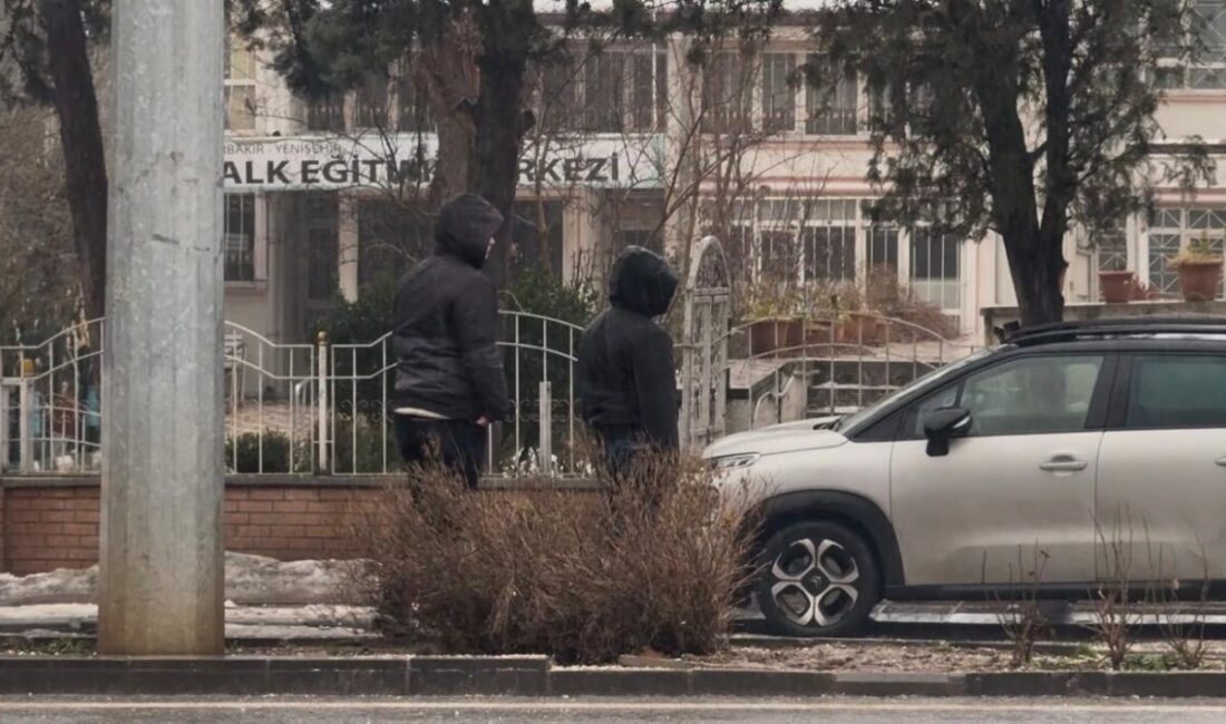 Diyarbakır’da dün gece saatlerinde başlayan sağanak yağış hayatı olumsuz etkiledi.