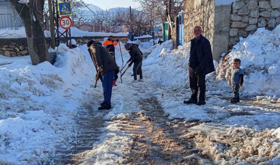 Diyarbakır’ın Çermik ilçesi Kuyu Mahallesi’nde vatandaşlar, kar nedeni ile kapanan
