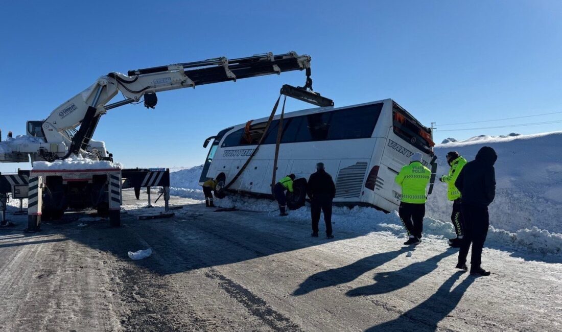 Diyarbakır’ın Bağlar ilçesinde yolcu otobüsünün devrilmesi sonucu meydana gelen trafik