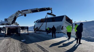 Diyarbakır’ın Bağlar ilçesinde yolcu otobüsünün devrilmesi sonucu meydana gelen trafik