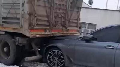 Diyarbakır’da buzlanma nedeniyle meydana gelen 3 tır ve 2 aracın