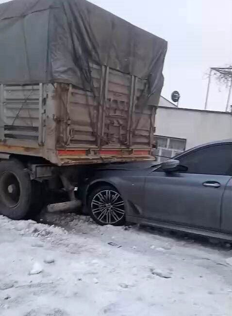Diyarbakır’da buzlanma nedeniyle meydana gelen 3 tır ve 2 aracın