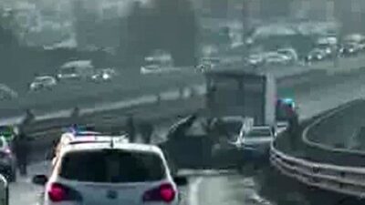 Diyarbakır’da kayganlaşan yolda sürücülerin direksiyon hakimiyetini kaybettiği 5 araç çarpıştı.