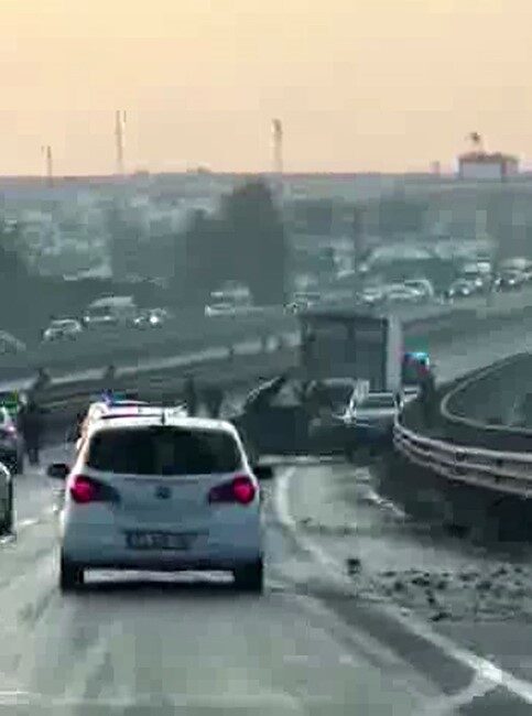 Diyarbakır’da kayganlaşan yolda sürücülerin direksiyon hakimiyetini kaybettiği 5 araç çarpıştı.