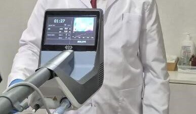 Tıp doktoru ve avukat olan Doç. Dr. İrfan Koca, Uzmanlık