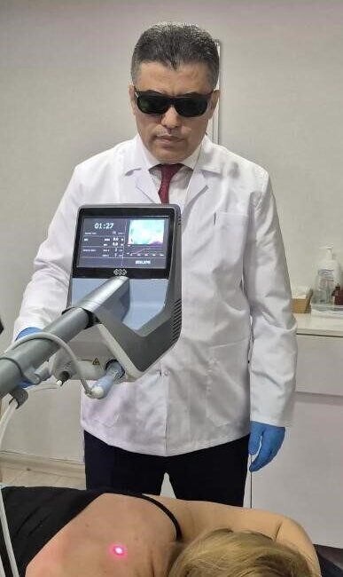 Tıp doktoru ve avukat olan Doç. Dr. İrfan Koca, Uzmanlık