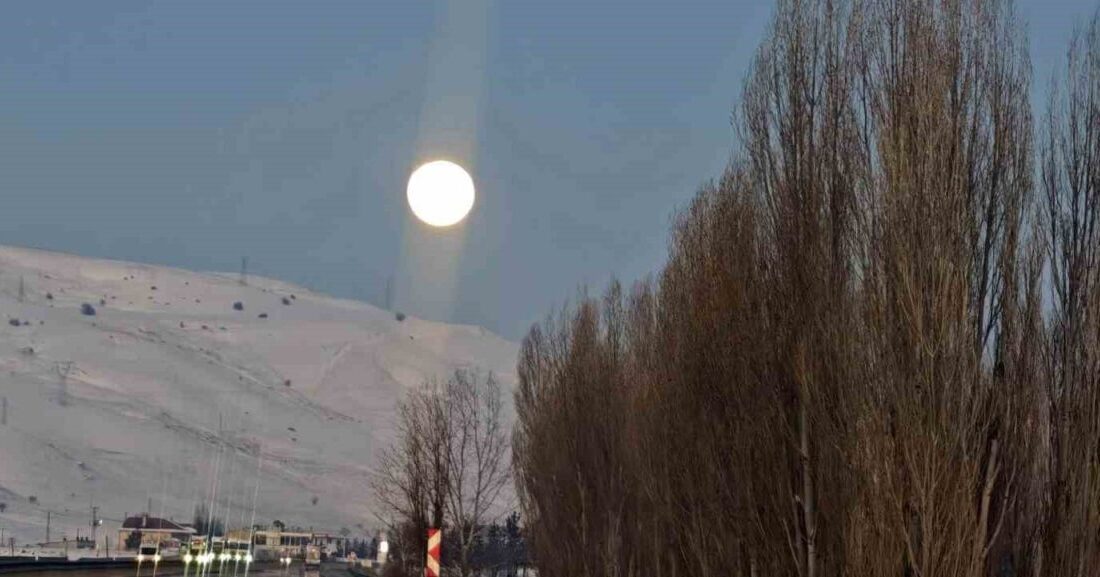 Erzurum’un Aşkale ilçesinde gece saatlerinde gökyüzünde beliren dolunay, izleyenleri adeta