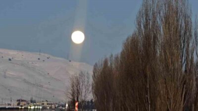 Erzurum’un Aşkale ilçesinde gece saatlerinde gökyüzünde beliren dolunay, izleyenleri adeta
