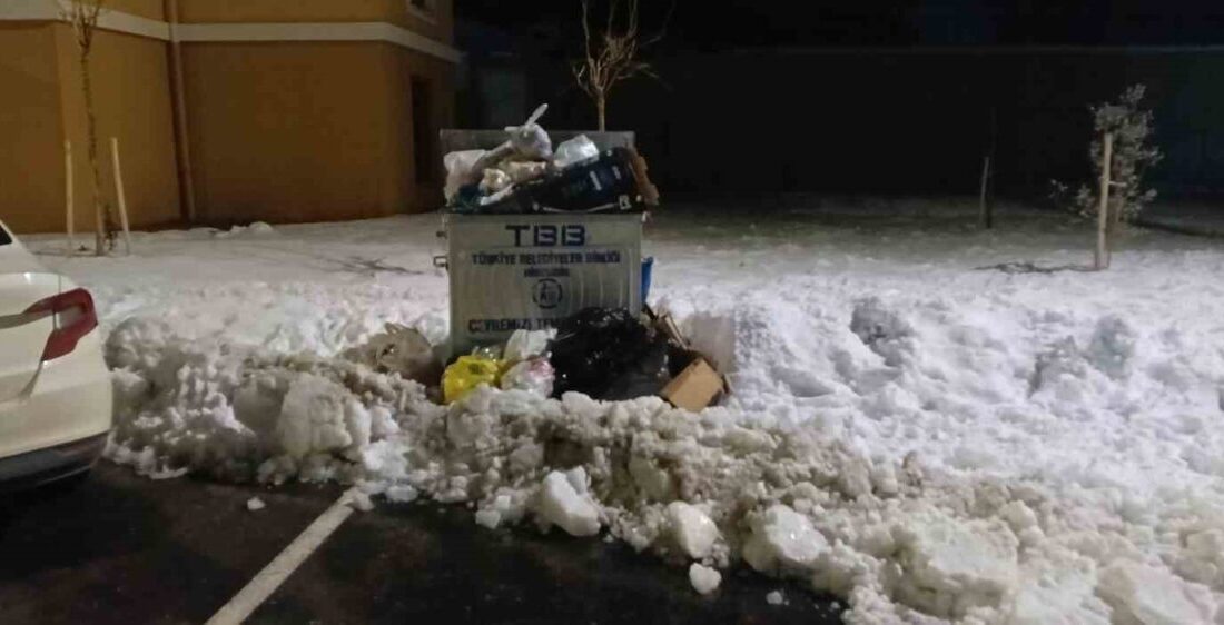 Adıyaman’ın Gölbaşı ilçesinde biriken ve günlerdir toplanmadığı belirtilen çöpler, çevre