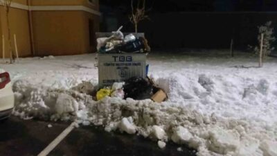 Adıyaman’ın Gölbaşı ilçesinde biriken ve günlerdir toplanmadığı belirtilen çöpler, çevre