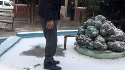 Konya’nın Karapınar ilçesinde kar yağışı ve dondurucu soğuk etkisini sürdürüyor.