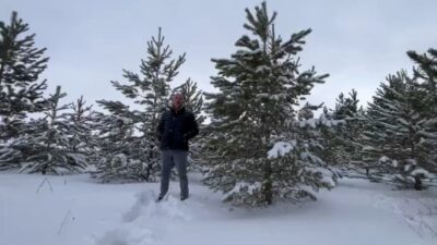 Sivas’ta bir vatandaş, kentte etkili olan soğuk havaya aldırış etmeden