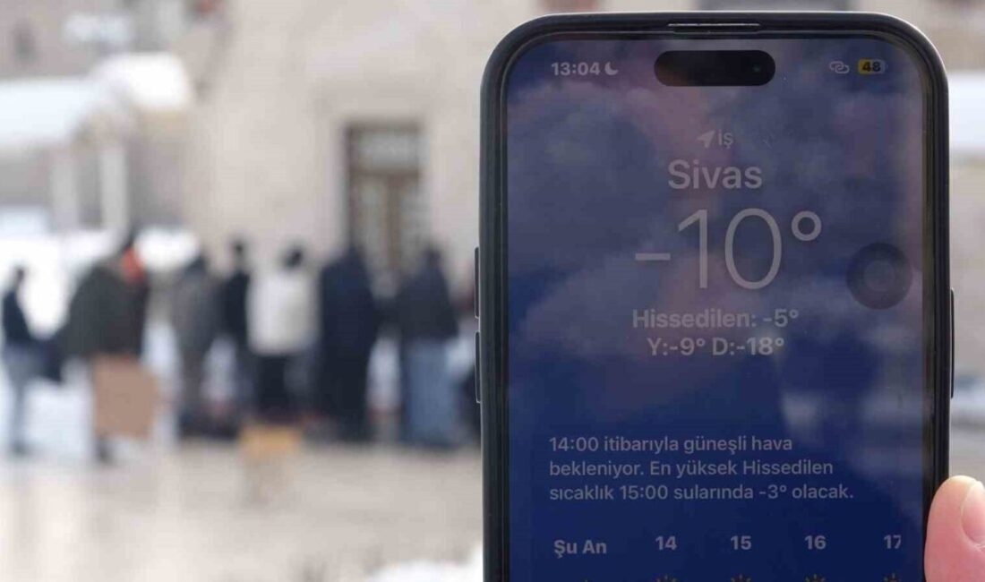 Sivas’ta Cuma namazında camiye sığmayan cemaat, sıfırın altında 10 derece