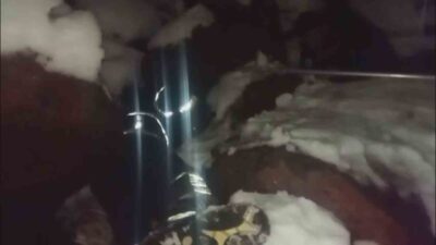 Hatay’da dondurucu soğukta karla kaplı kayaların altında mahsur kalan yavru