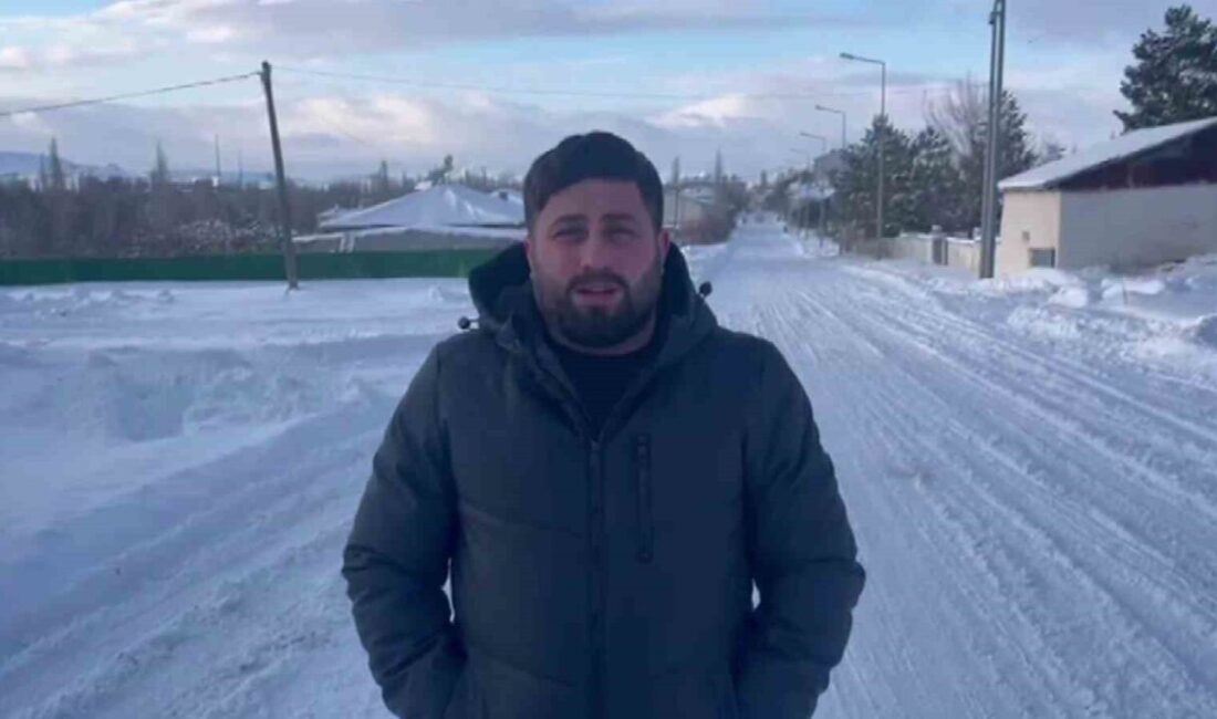 Sivas’ın Ulaş ilçesinde bir vatandaş, yol üzerinde donmak üzere olan