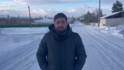 Sivas’ın Ulaş ilçesinde bir vatandaş, yol üzerinde donmak üzere olan