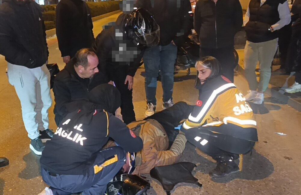 Antalya’nın Manavgat ilçesinde dönüş yasağının olduğu yerden dönen otomobil motosikletle