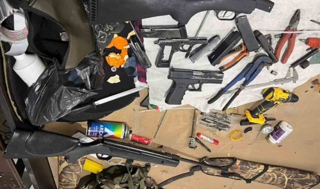 Hatay’da polis ekipleri tarafından gerçekleştirilen kaçak silah ve uyuşturucu operasyonunda