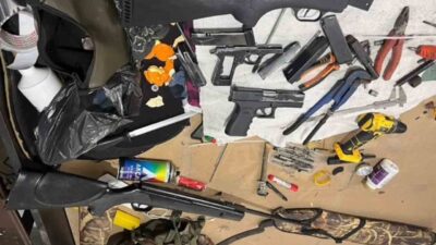 Hatay’da polis ekipleri tarafından gerçekleştirilen kaçak silah ve uyuşturucu operasyonunda