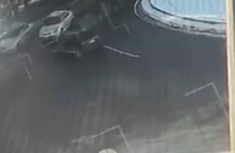 Kayseri’nin Kocasinan ilçesinde kavşakta drift atarak, tersten ilerlemeye çalışan şahsa