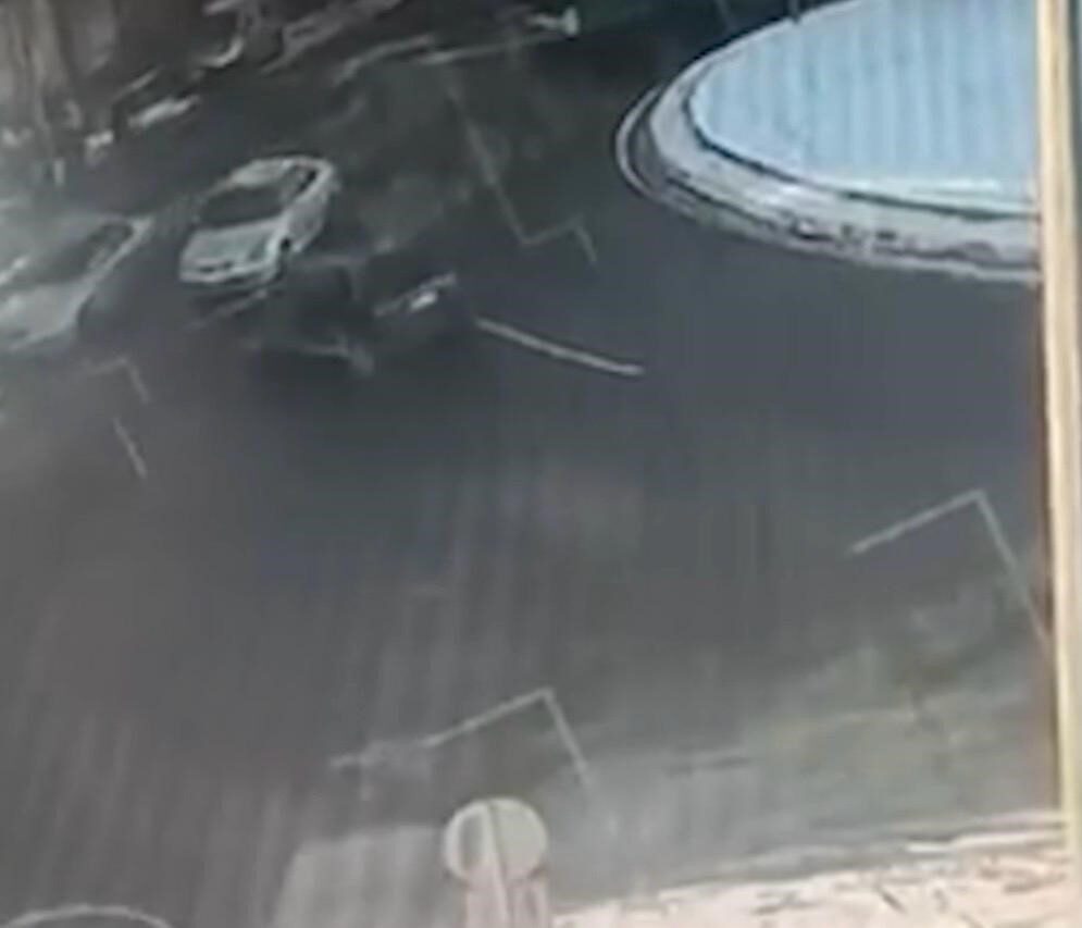 Kayseri’nin Kocasinan ilçesinde kavşakta drift atarak, tersten ilerlemeye çalışan şahsa