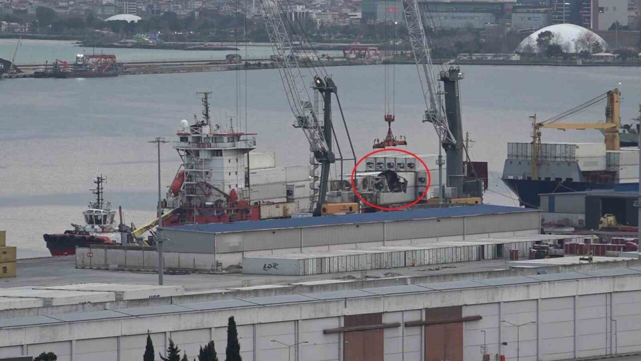 Kamerun bayraklı “Aurelia” isimli konteyner gemisi, Karadeniz’de dron saldırısına uğramasının