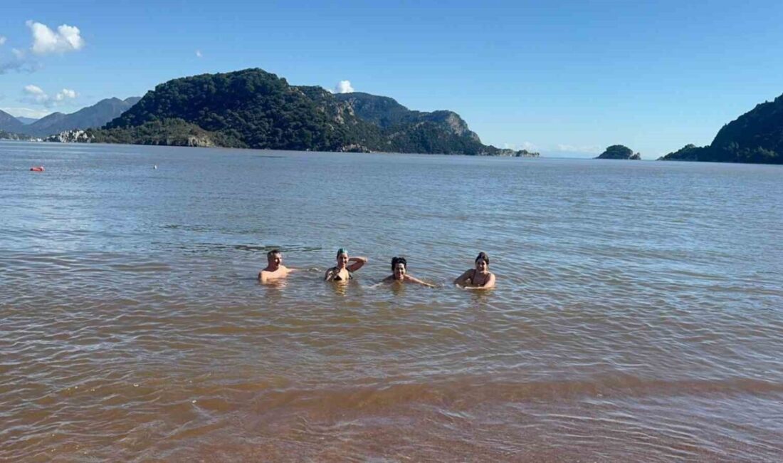 Dün sağanak yağış ve fırtınanın etkili olduğu Muğla’nın Marmaris ilçesinde