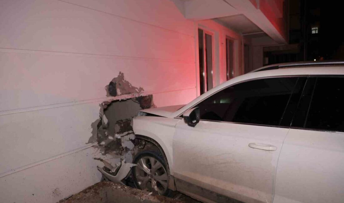 Nevşehir’de polisin ’dur’ ihtarına uymayan sürücü, otomobiliyle kaçarken bir evin