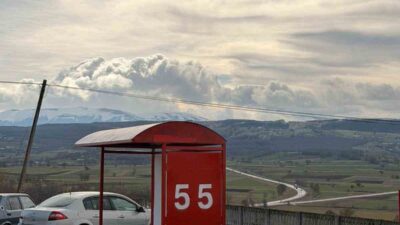 Samsun’un Ladik ilçesinde paslanan duraklar, bir ailenin gönüllü çalışmasıyla Samsunspor’un