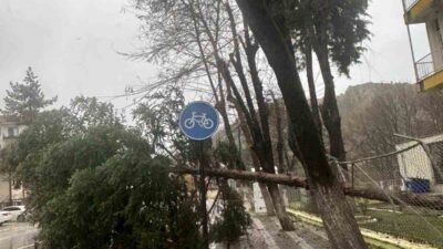 Balıkesir’in Dursunbey ilçesinde öğle saatlerinde aniden çıkan fırtına ilçe genelinde