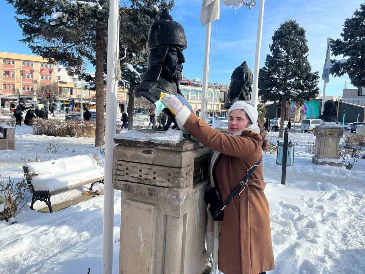 Erzincan’da üniversite öğrencisi Başak Çetin, sergilediği duyarlı davranışla takdir topladı.