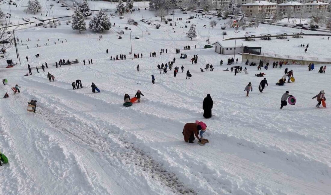 DÜZCE (İHA) – Düzce’nin Bahçeşehir Bölgesi’nde bulunan Anıtpark meydanı ailelerin