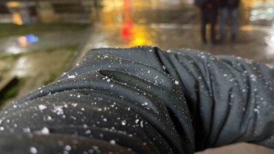 Düzce’de beklenen kar yağışı etkisini göstermeye başladı. Sabah saatlerinden itibaren