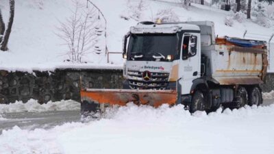 DÜZCE (İHA) – Düzce Belediyesi ekipleri şehir merkezinde etkili olan