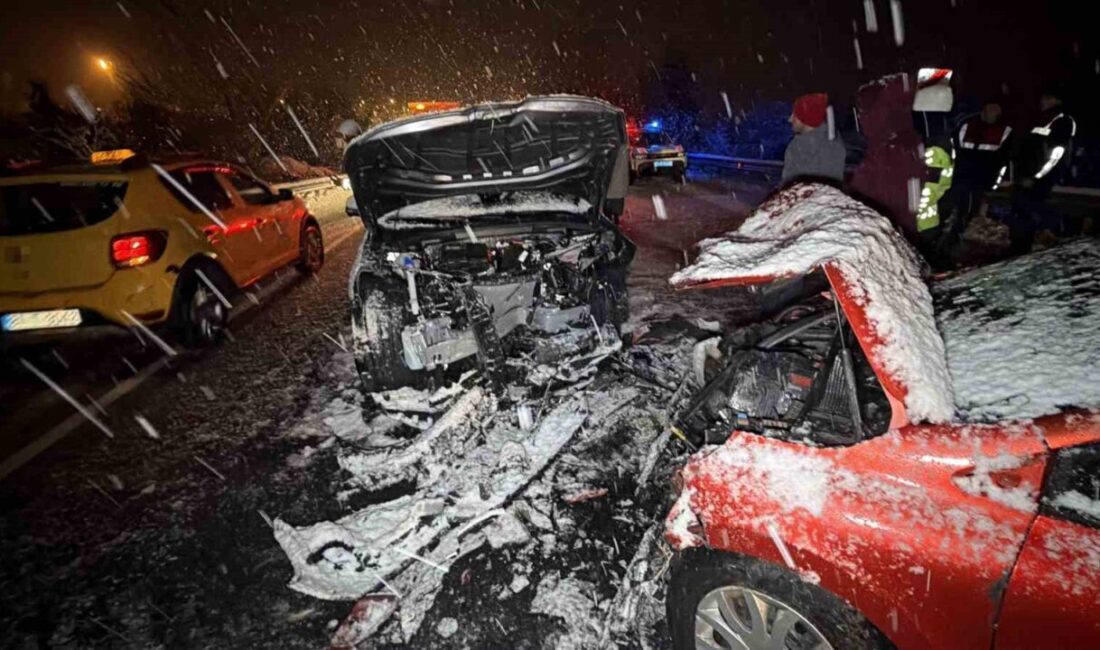 Düzce’de yoğun kar yağışının yaşandığı Gölyaka bağlantı yolunda kayganlaşan yolda