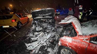 Düzce’de yoğun kar yağışının yaşandığı Gölyaka bağlantı yolunda kayganlaşan yolda